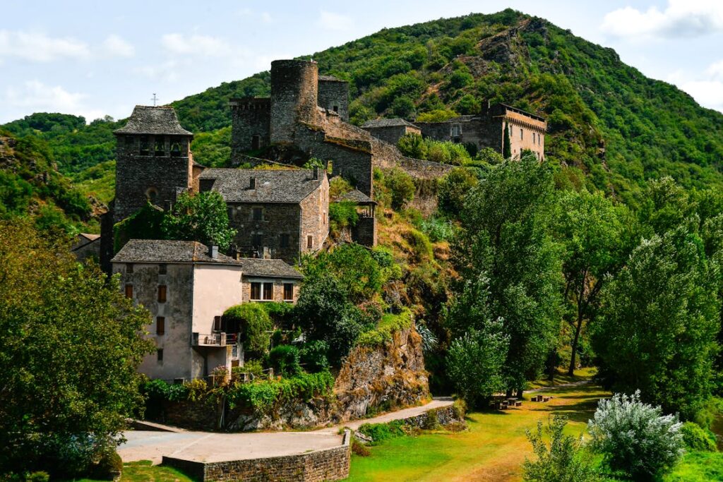 Village de Banne et ses ruines de château en Ardèche du Sud