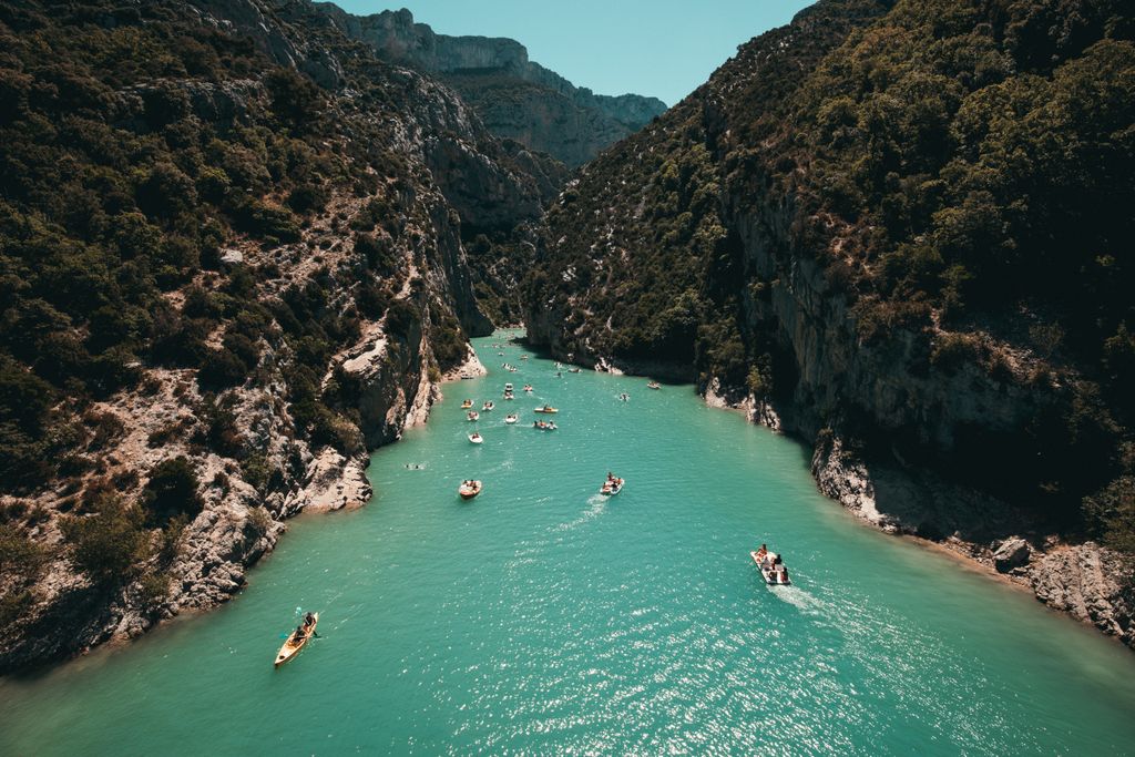 Baignade dans une rivière turquoise entre les falaises en été en Ardèche du Sud