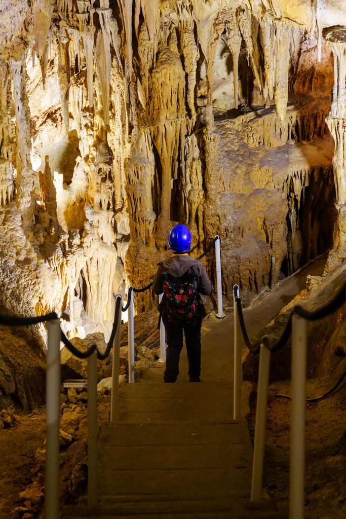 Casque sur la tête au milieu des stalactites : l'ambiance d'une initiation spéléo comme à la résurgence de Côtepatière