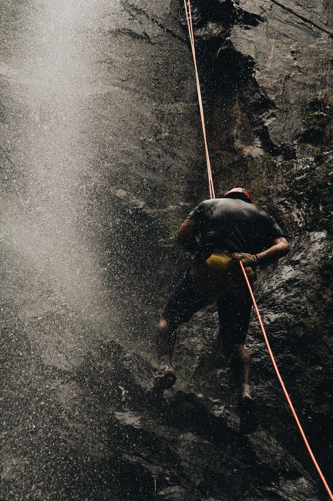 Descente en rappel le long d'une cascade, technique des canyons sportifs comme la Garde ou le Chassezac intégral