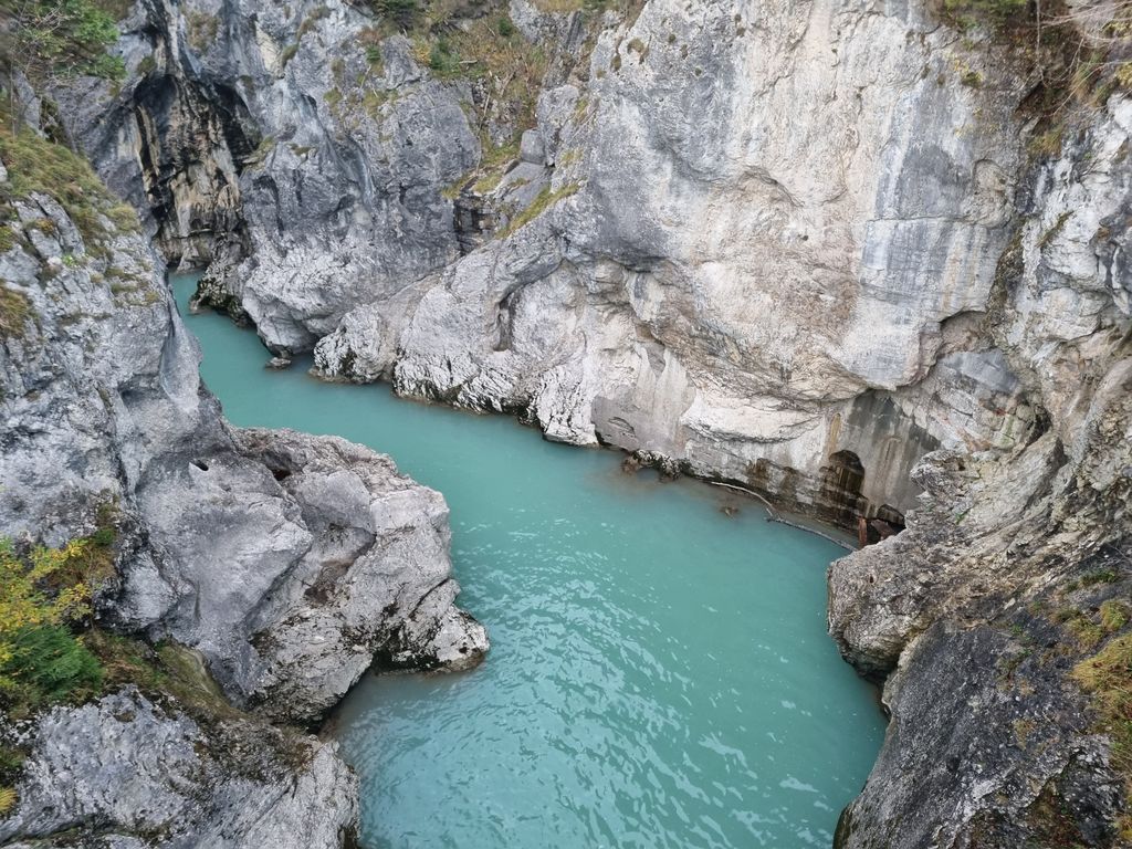 Gorges calcaires aux eaux turquoise près de Casteljau, ambiance de la Vire d'Endieu en Ardèche du Sud