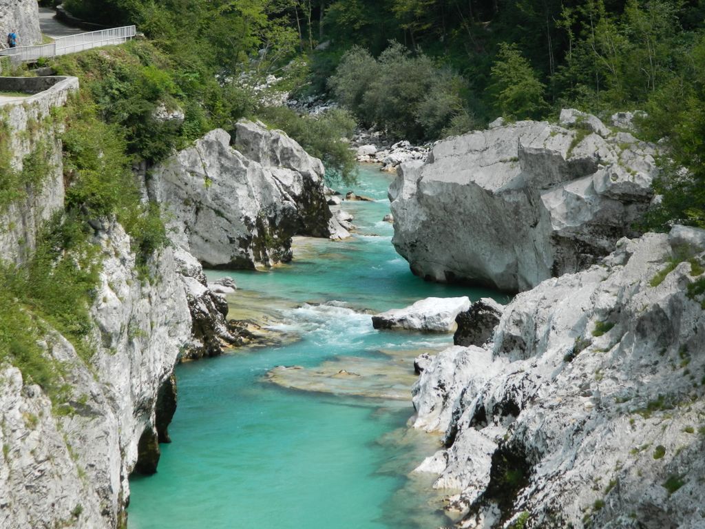 Lac de Villefort encaissé entre les falaises granitiques boisées des Cévennes, cadre de la via ferrata en Ardèche du Sud