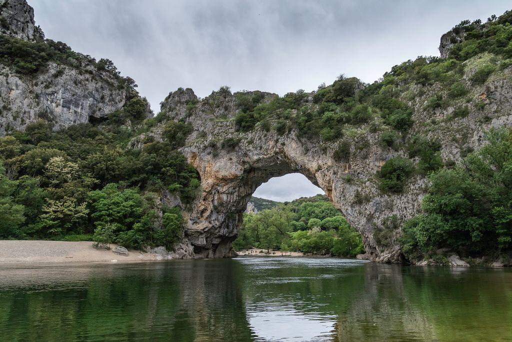 L'arche naturelle du Pont d'Arc reflétée dans la rivière Ardèche