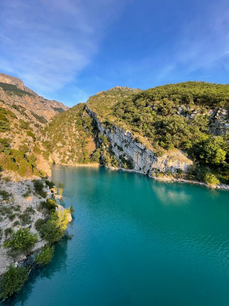 Rivière aux eaux turquoise entre les falaises, un décor de gorges comme celles du Chassezac près des Vans