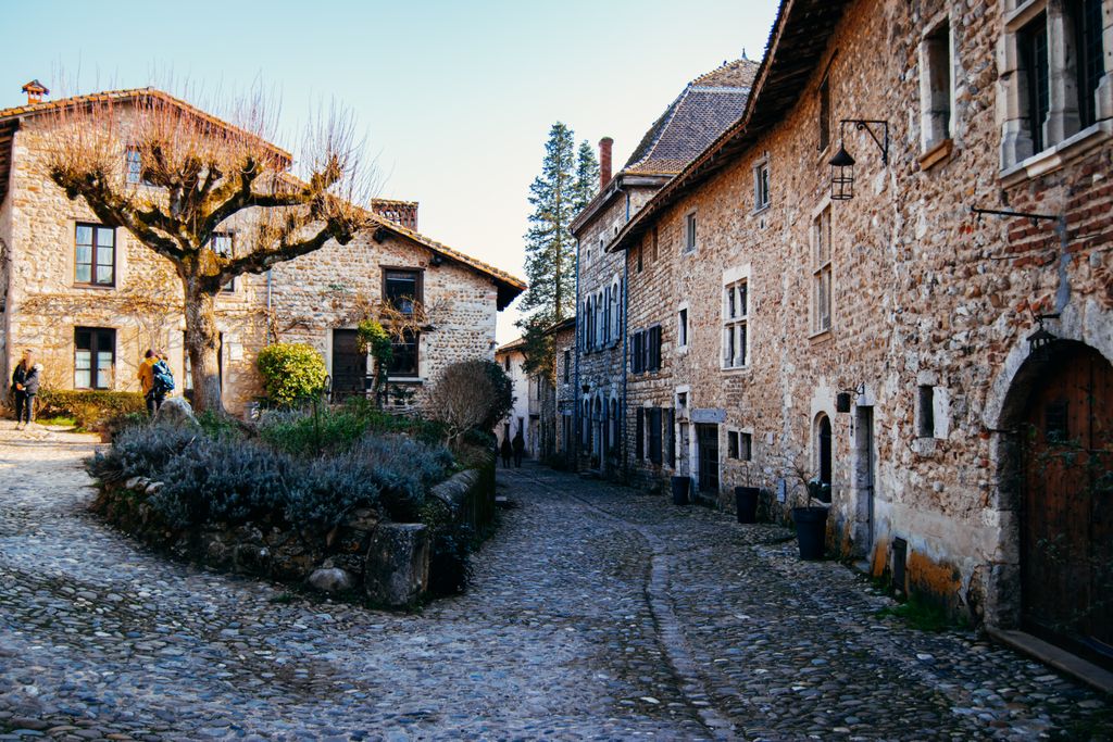Ruelle d'un village de pierre d'Ardèche du Sud au calme en hiver