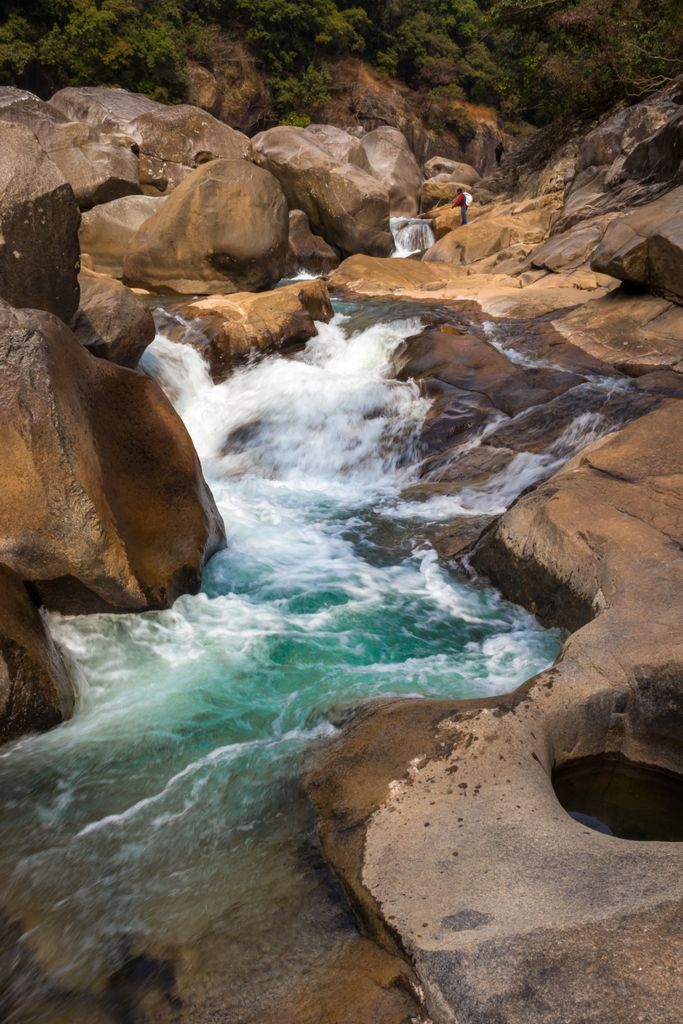 Torrent aux eaux cristallines entre blocs de granit sculptés, décor typique du Haut-Chassezac en Lozère