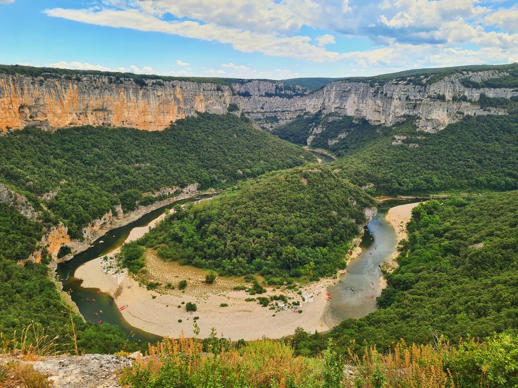 Vue aérienne des gorges de l'Ardèche du Sud, rivière turquoise entre les falaises calcaires