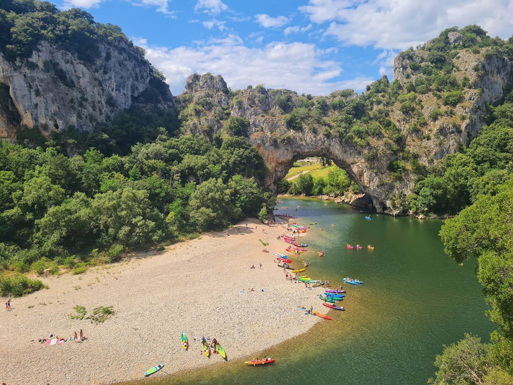 Kayak dans les gorges de l Ardeche avec le Pont d Arc en arriere-plan