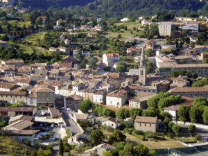 Hébergement Les Vans : Où Dormir en Ardèche du Sud (2026)