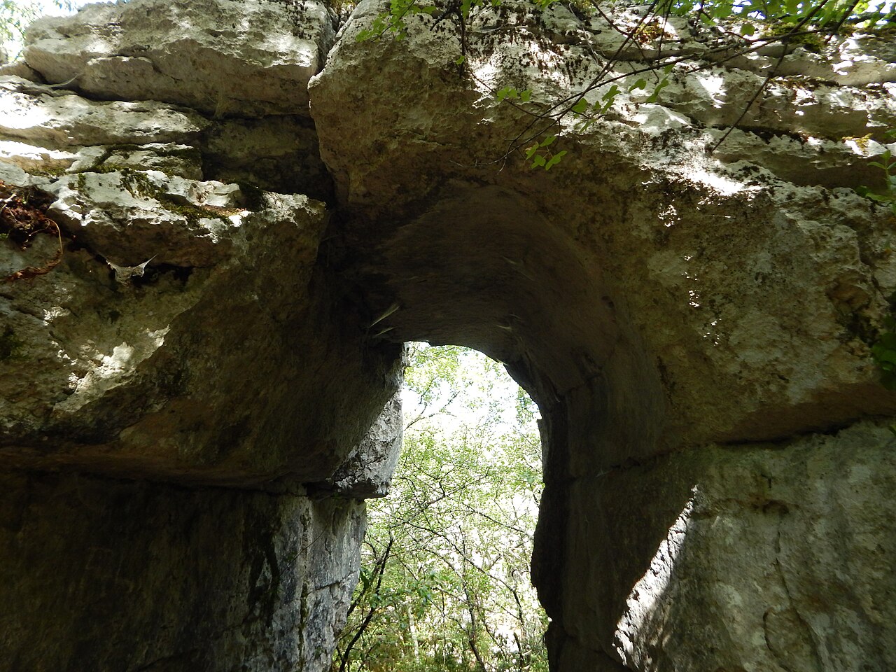 Grande arche calcaire naturelle dans le Bois de Païolive formation géologique remarquable