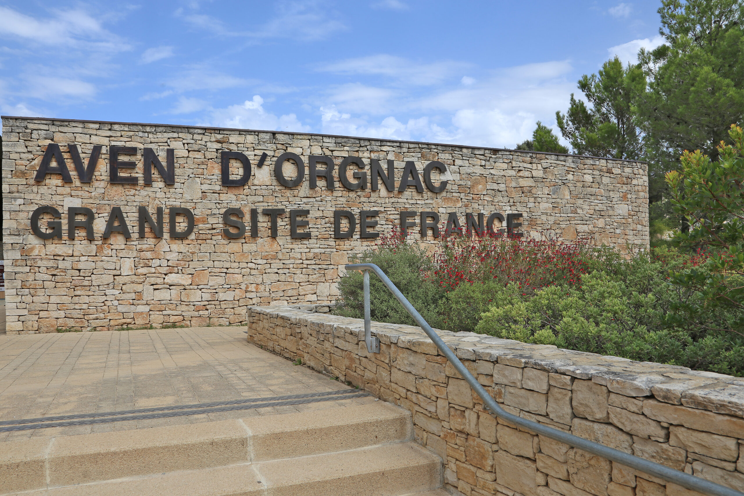 Concrétions, stalagmites et draperies calcaires dans la grotte de l'Aven d'Orgnac en Ardèche