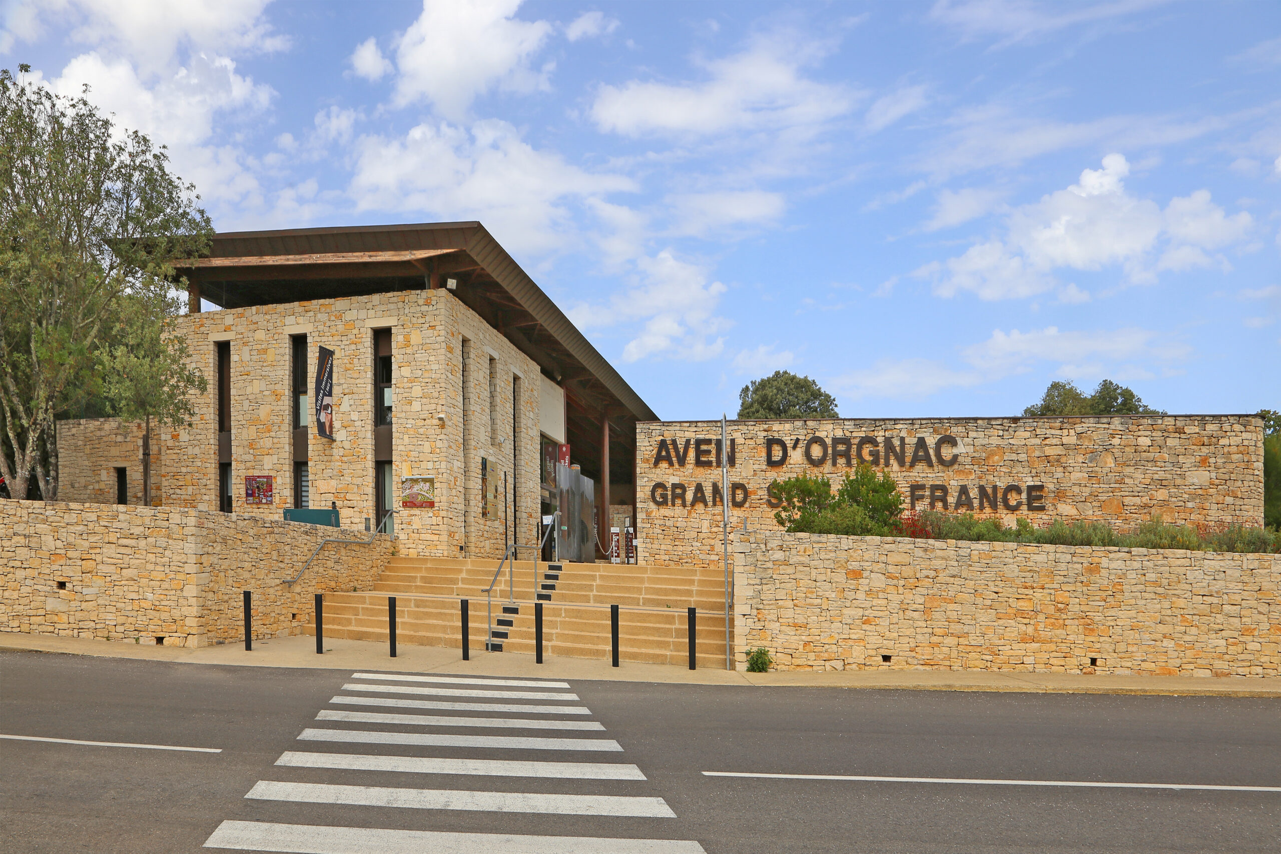 Grande salle souterraine de l'Aven d'Orgnac avec concrétions géantes, Cévennes Ardèche