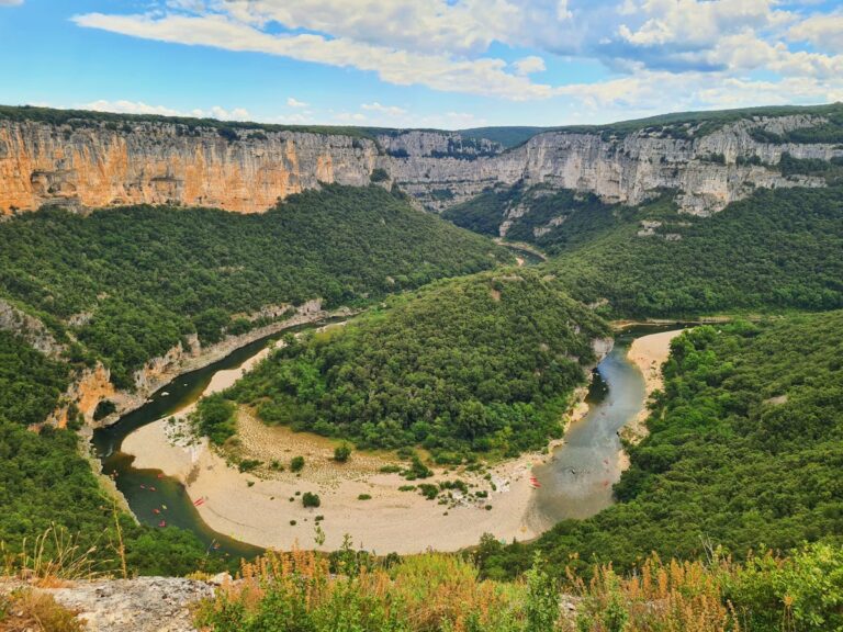 Vue aérienne de la rivière en Ardèche avec eau turquoise entre les falaises calcaires