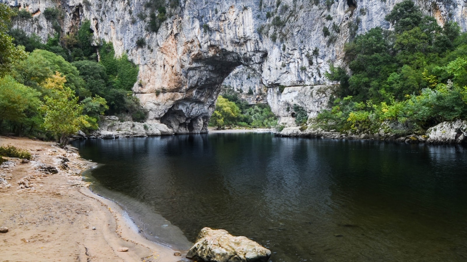Formation rocheuse au bord de la rivière Chassezac près de Les Vans en Ardèche