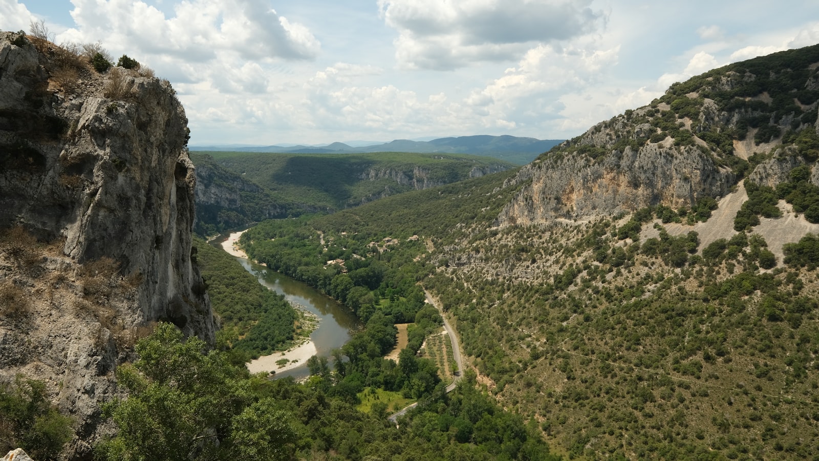 Paysage de montagne rocheuse et garrigue autour de Les Vans en Ardèche du Sud