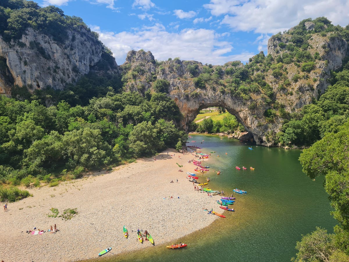 Canoë-kayak sur la rivière dans les gorges de l Ardèche