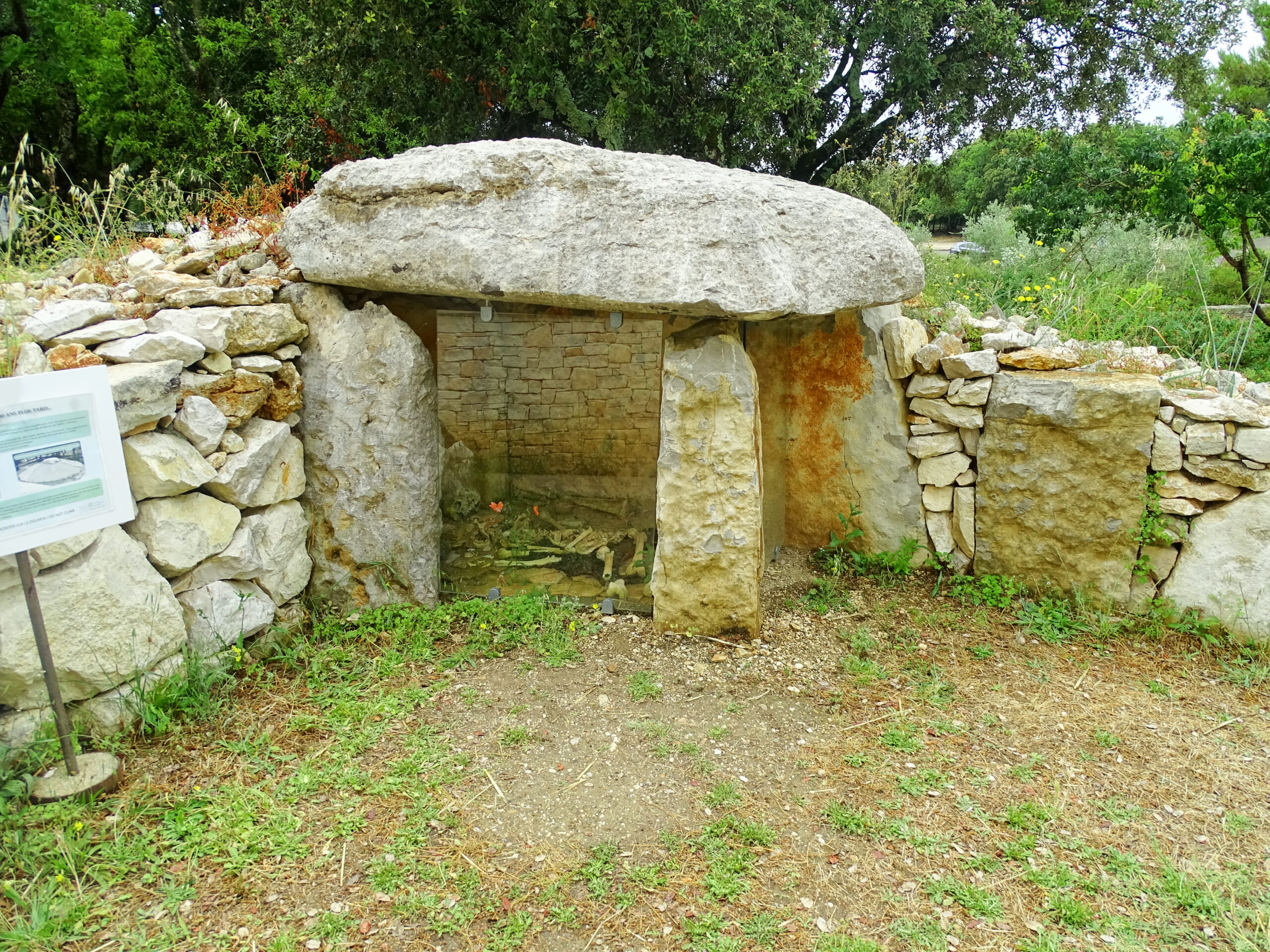 Dolmen exposé dans la Cité de la Préhistoire de l'Aven d'Orgnac en Ardèche