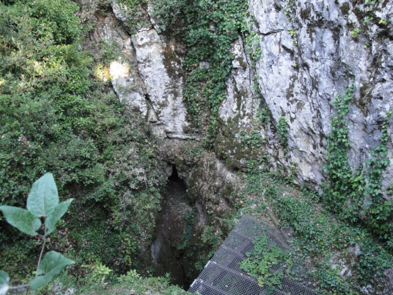 Entrée naturelle du gouffre de l'Aven d'Orgnac en Ardèche, vue depuis l'extérieur