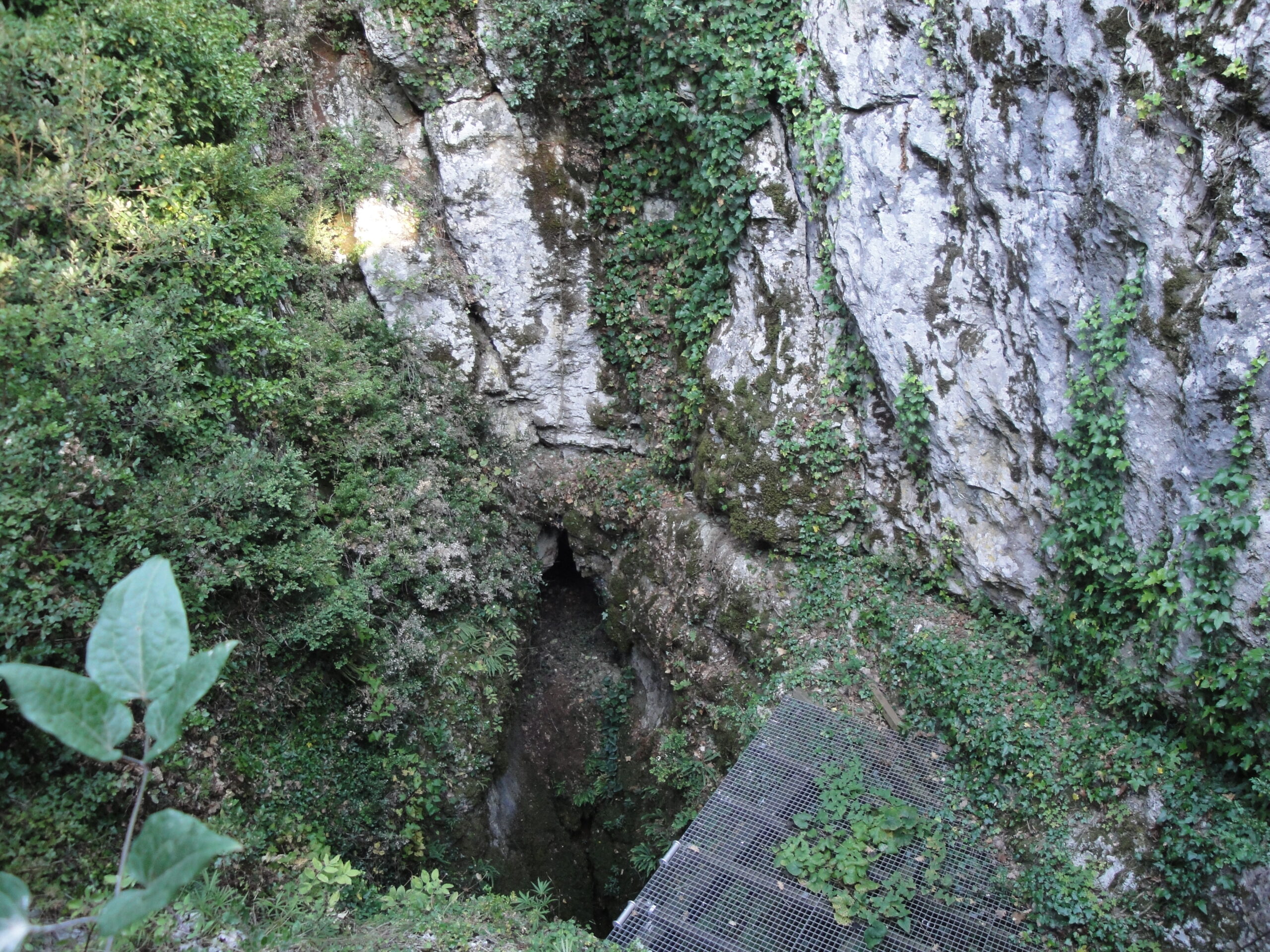 Entrée naturelle du gouffre de l'Aven d'Orgnac en Ardèche, vue depuis l'extérieur