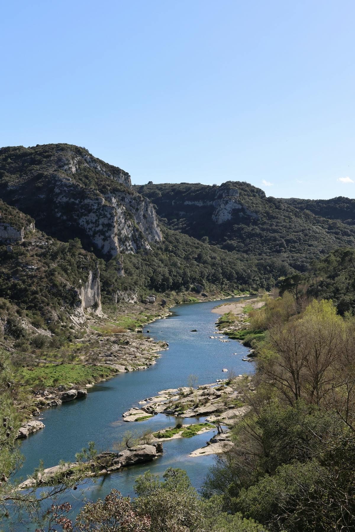 Vue panoramique d une rivière serpentant dans une vallée boisée en Ardèche