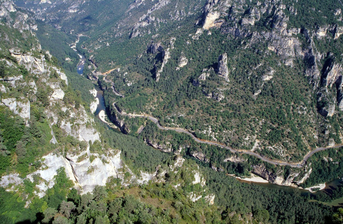 Rivière coulant dans une vallée entre des gorges calcaires, Chassezac Ardèche