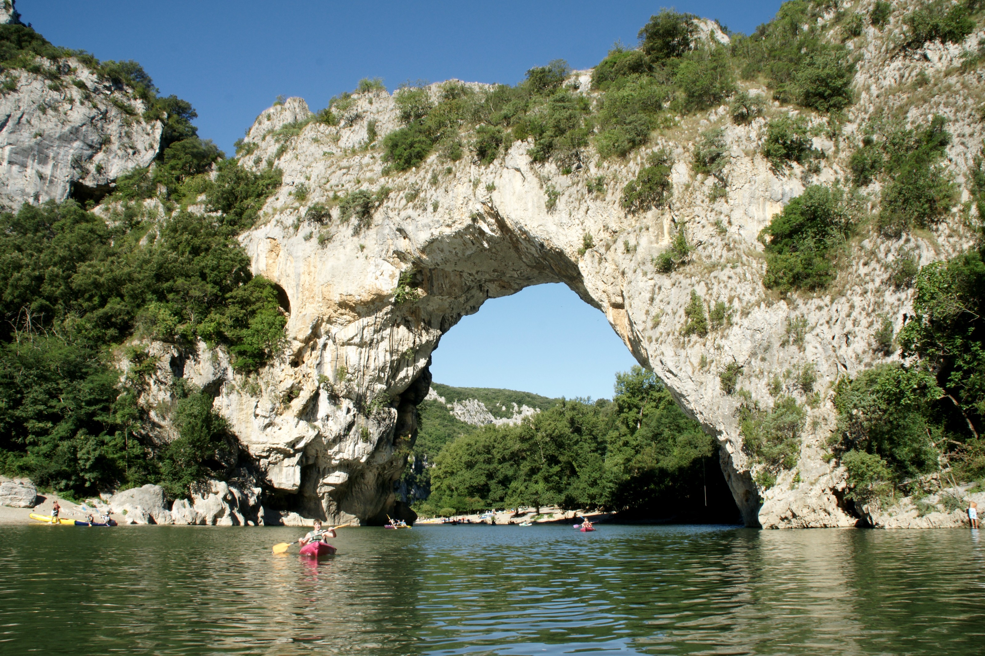 Arche naturelle du Pont d'Arc au-dessus de l'Ardèche, gorges près de Vallon-Pont-d'Arc