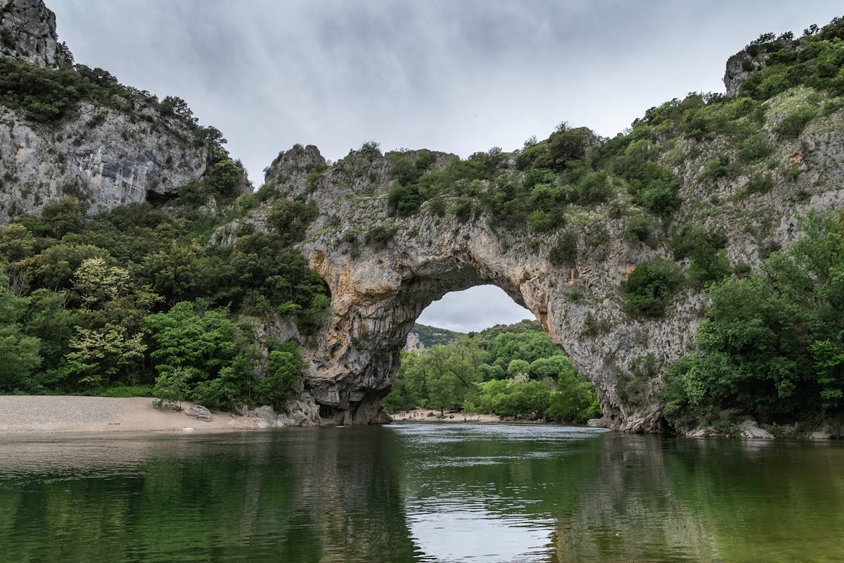 Arche naturelle au-dessus d une rivière aux eaux claires en Ardèche