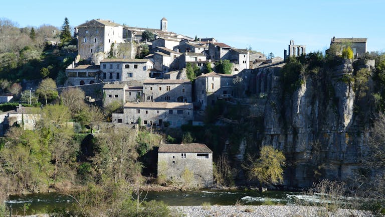 Vue panoramique du village de Balazuc perché sur sa falaise au-dessus de la rivière Ardèche en Ardèche du Sud
