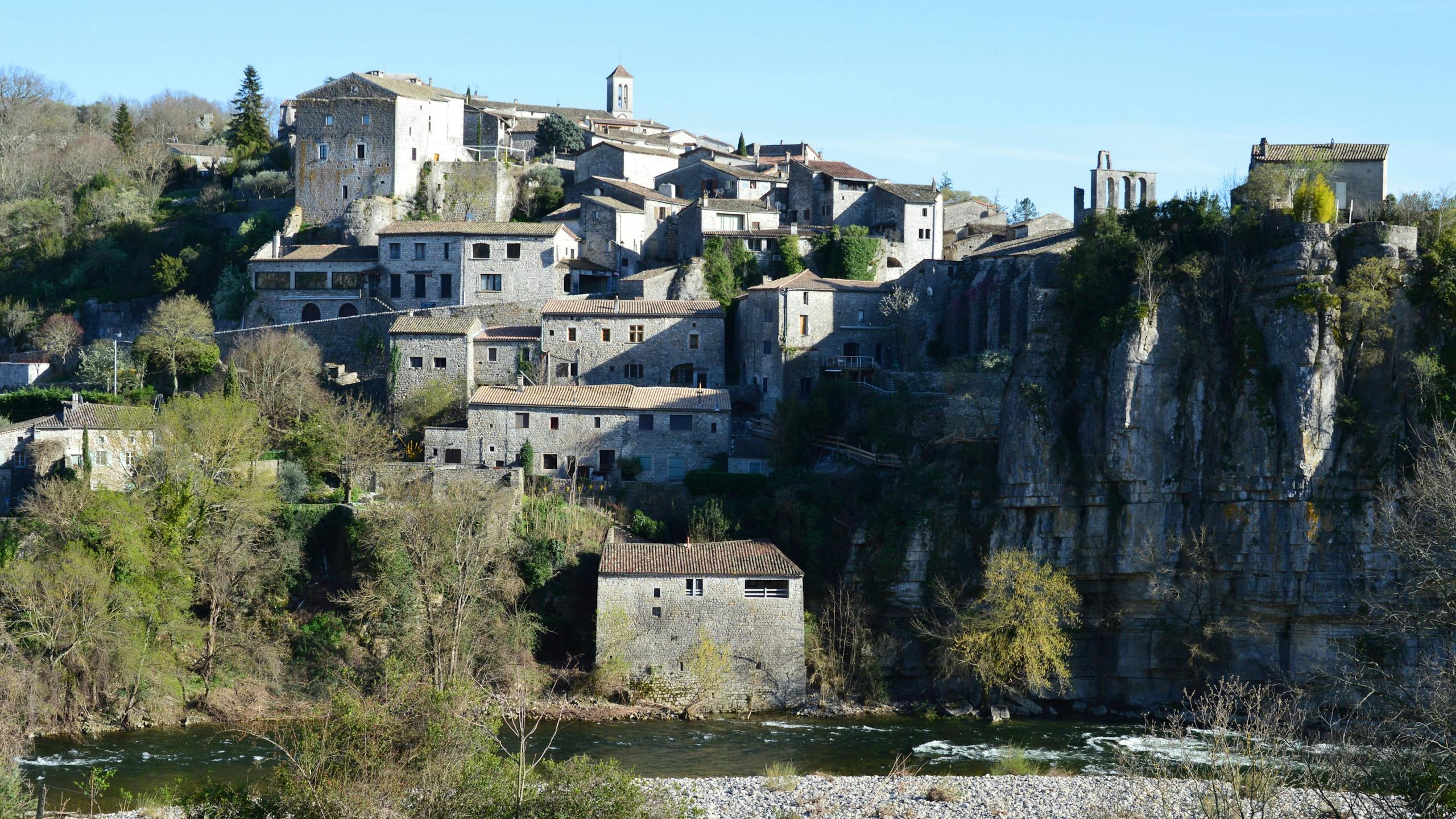 Vue panoramique du village de Balazuc perché sur sa falaise au-dessus de la rivière Ardèche en Ardèche du Sud