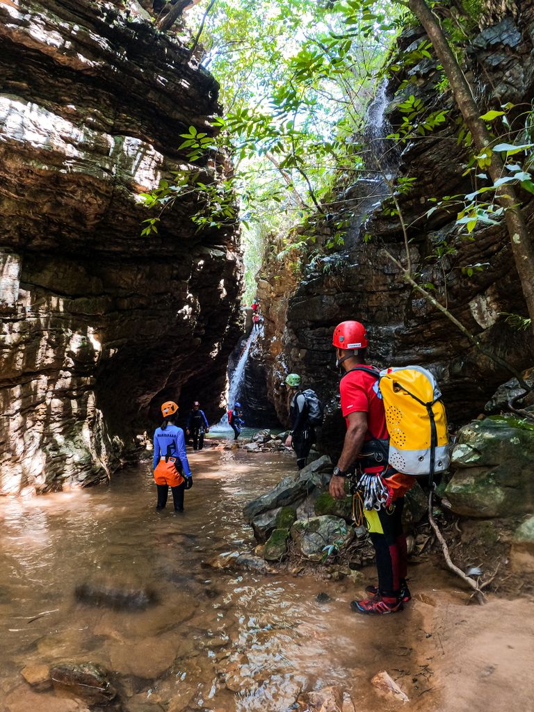 Canyonistes casqués progressant dans le lit rocheux d'une gorge, comme sur les parcours du Chassezac près des Vans