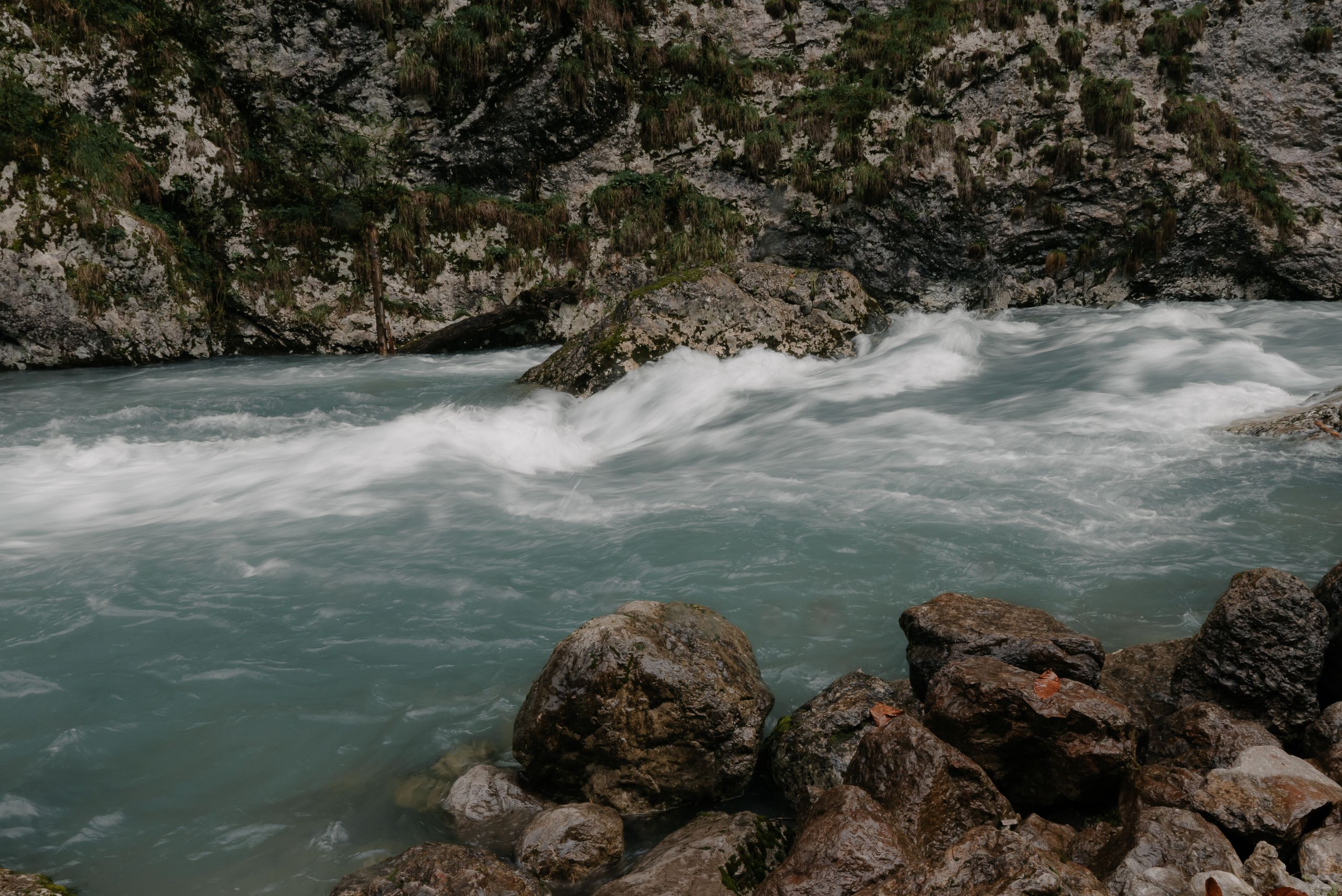 Courant soutenu sur la rivière Chassezac lors d'un lâcher d'eau