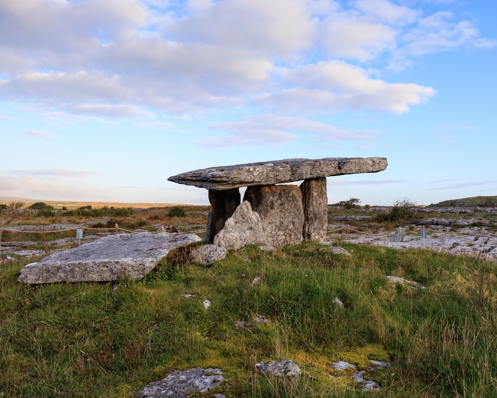 Dolmen néolithique sur un plateau calcaire, comme ceux du plateau des Gras à Labeaume