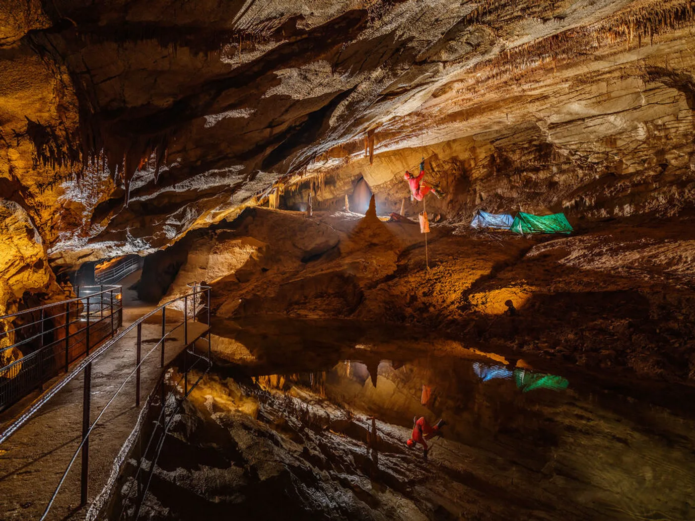 Reconstitution du chantier de fouilles préhistoriques dans la grotte de la Cocalière