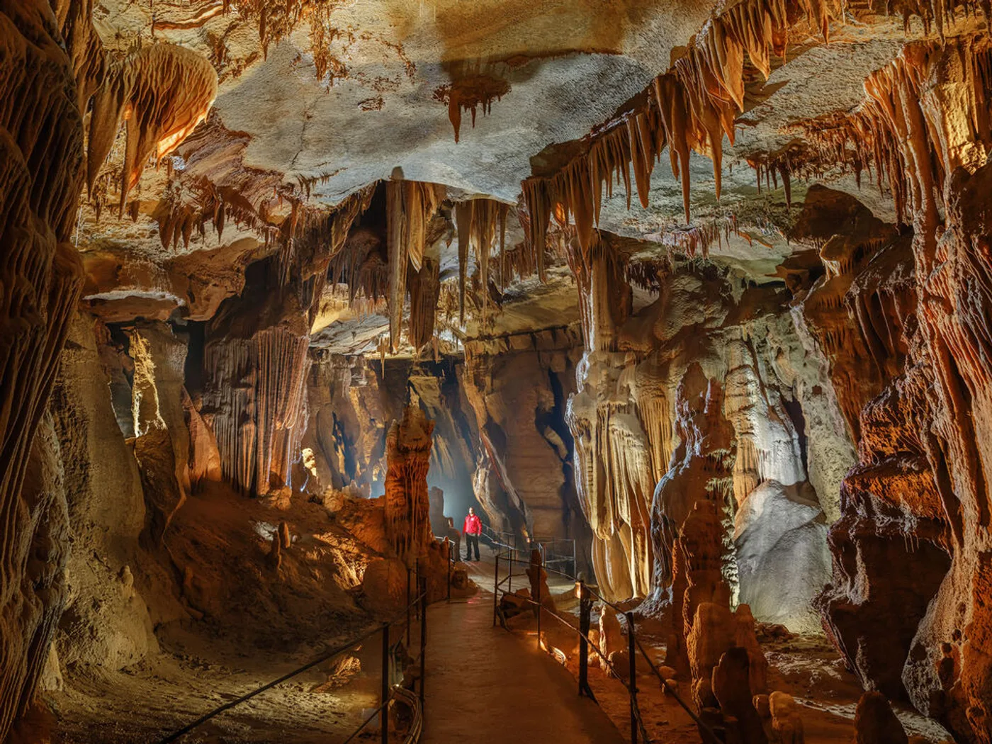 Concrétions et disques de calcite dans la Salle des Disques de la grotte de la Cocalière