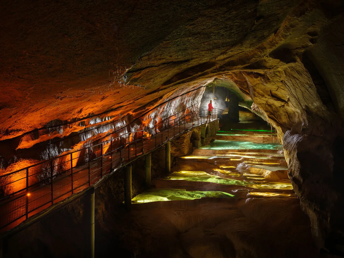 Bassins de calcite (gours) aux eaux limpides dans la grotte de la Cocalière
