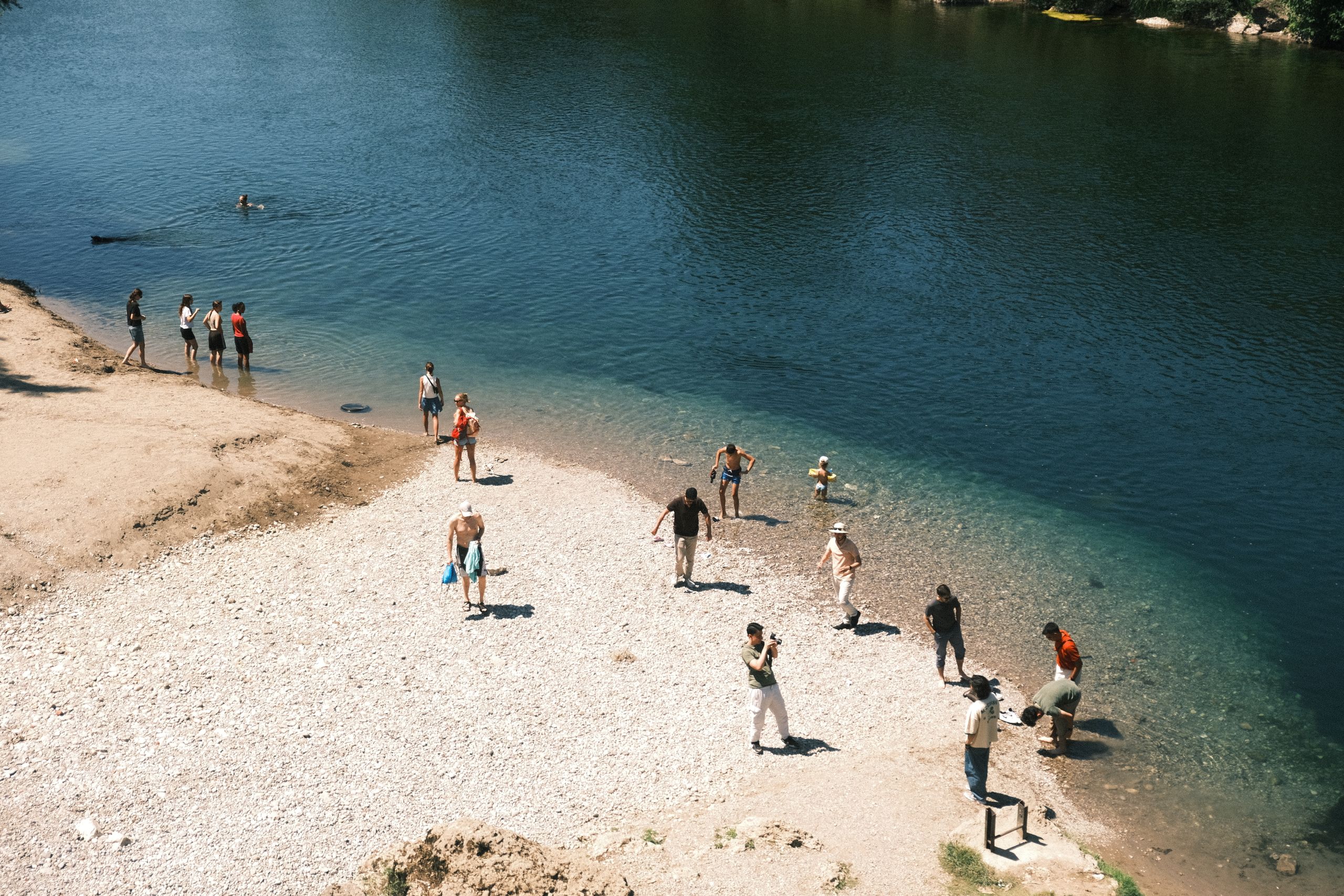 Plage de galets au bord de la rivière pour la baignade dans les gorges du Chassezac