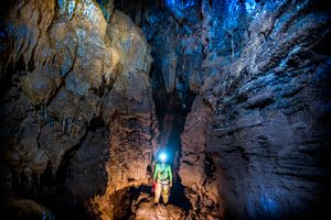 Spéléologie autour des Vans : le Guide Complet pour ta Première Grotte Sauvage