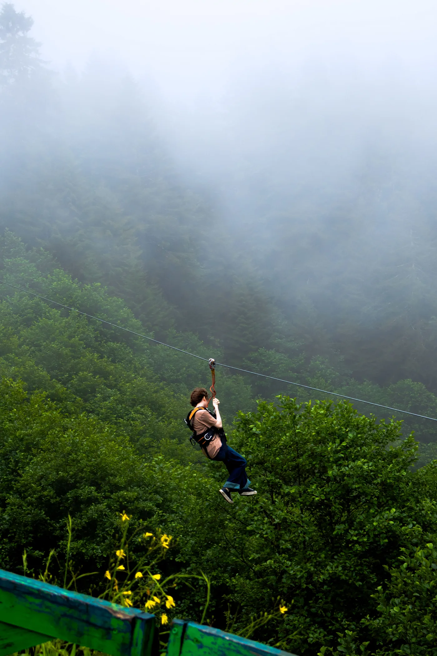 Tyrolienne géante à travers la forêt, sensation phare des parcs aventure autour des Vans