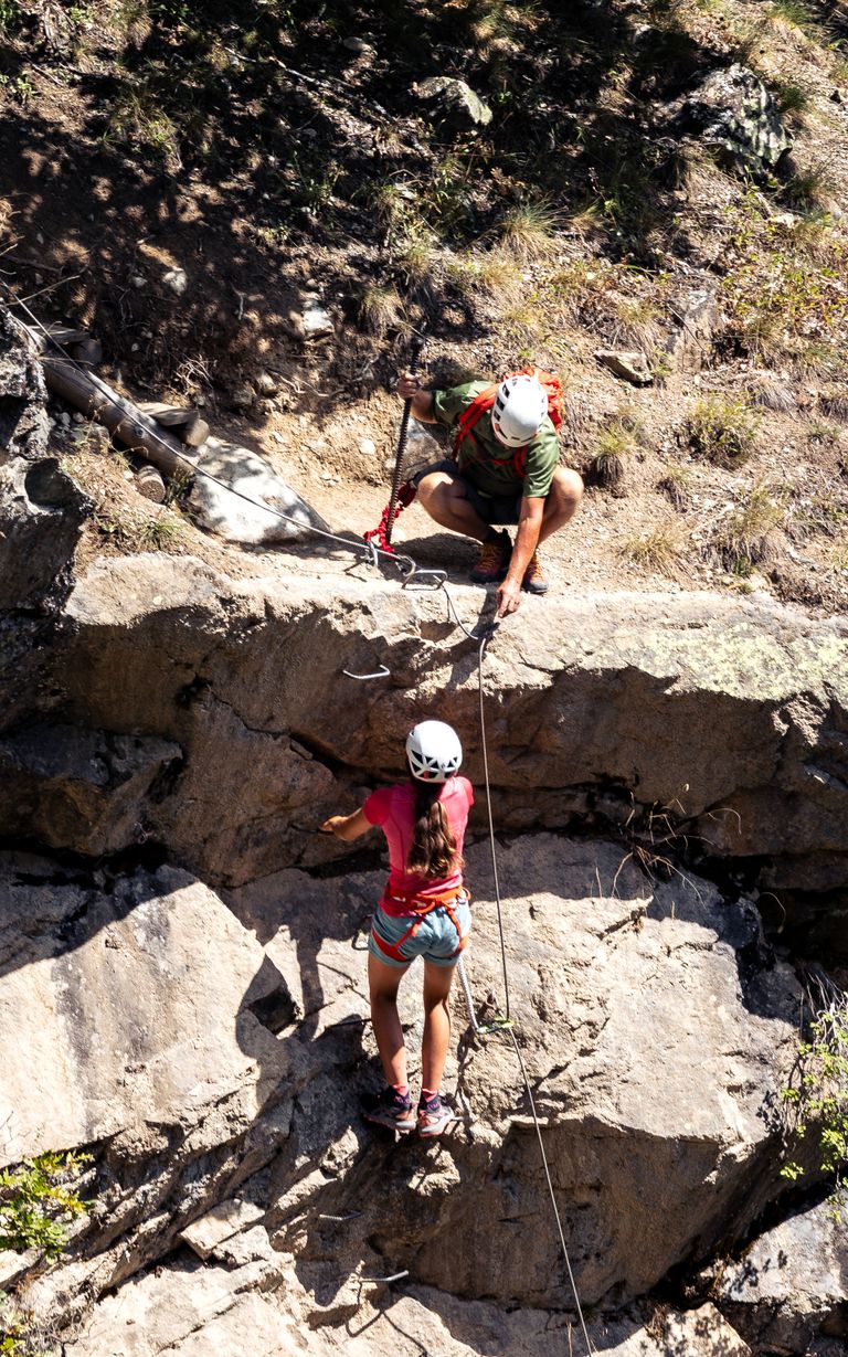 Via ferrata aux Vans en Ardèche du Sud : deux grimpeurs équipés progressent en sécurité sur une paroi rocheuse