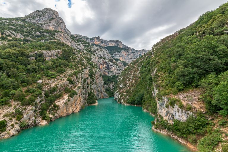 Vue sur les gorges du Chassezac et ses falaises calcaires en Ardèche du Sud